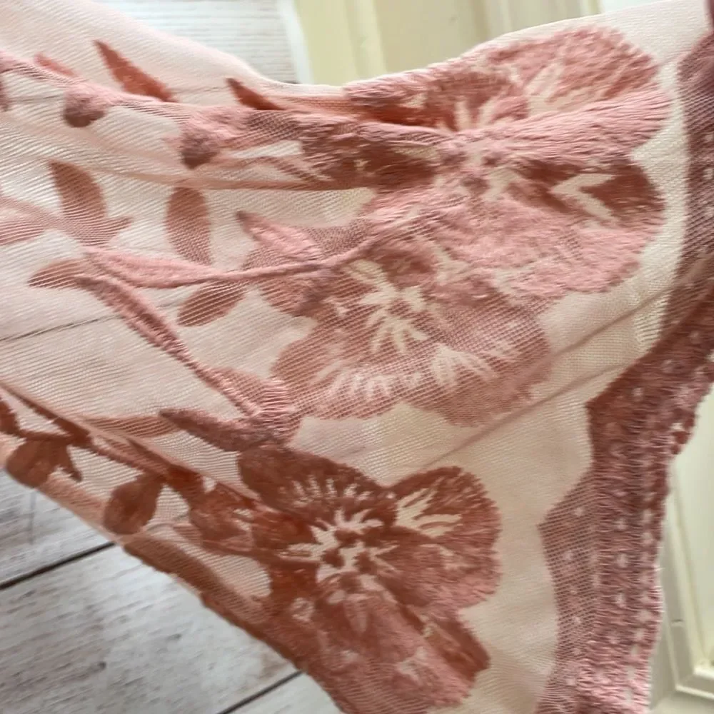 ENTRO CHANGE OF HEART EMBROIDERED‎ LACE TOP IN BLUSH